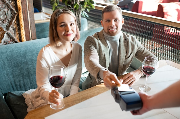 Mann, der für Mahlzeit im Restaurant zahlt