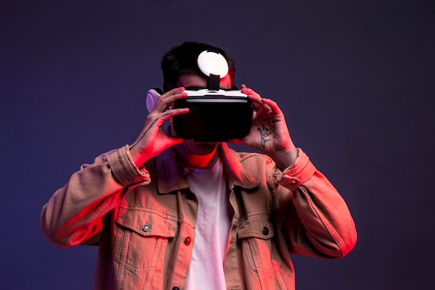 Mann, der futuristische vr Brille für das Spielen trägt