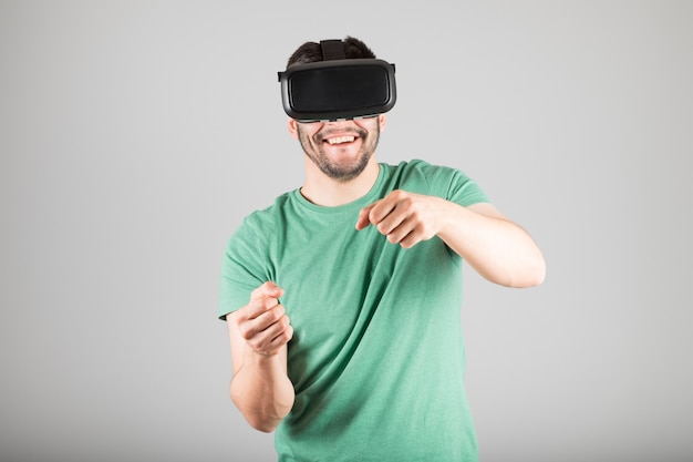 Mann, der Gläser der virtuellen Realität verwendet