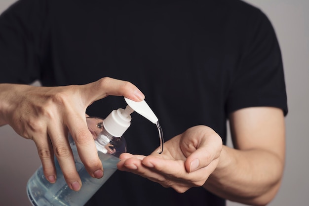 Foto mann, der hände mit alkoholgel oder antibakteriellem seifendesinfektionsmittel wäscht. hygienekonzept.