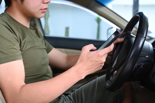 Mann, der Handy benutzt, während er in einem Auto sitzt