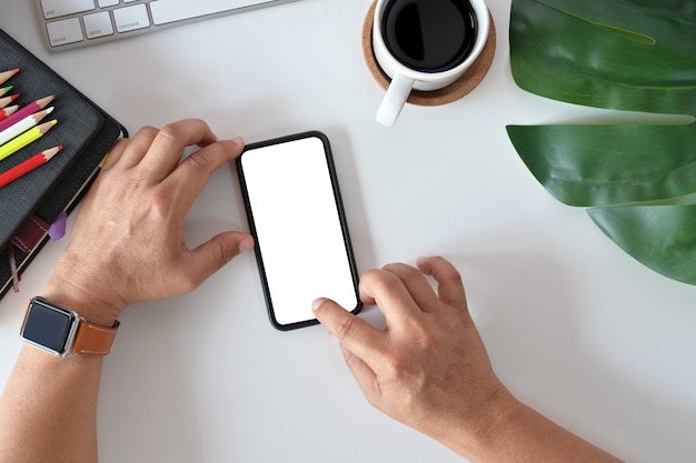 Mann, der Handy im Büro verwendet. Leerer Bildschirm für die Displaymontage