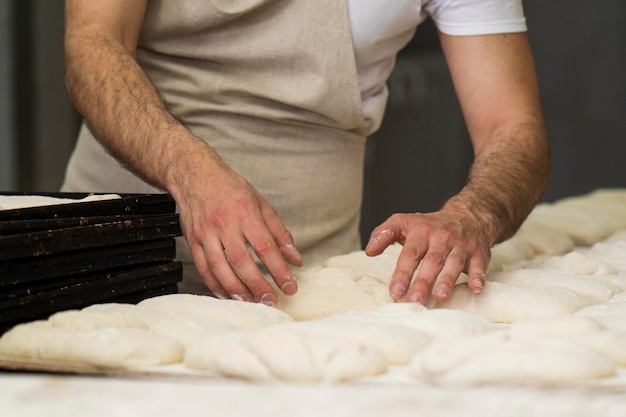 Mann, der hart in einer Bäckerei arbeitet