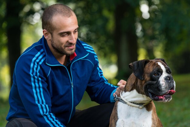 Mann, der Hund hält