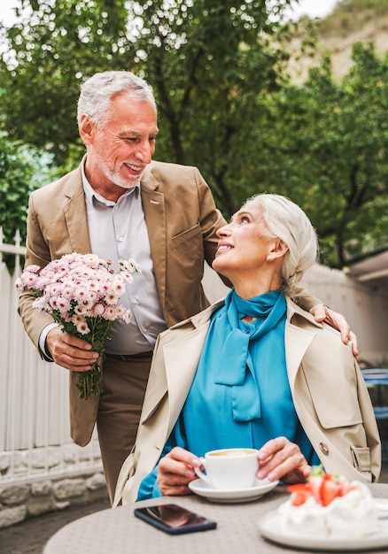 Mann, der ihrer Frau Blumen gibt