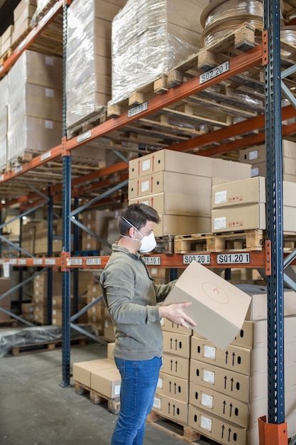 Mann, der im Bauwerk arbeitet