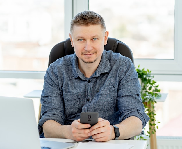 Mann, der im Büro arbeitet