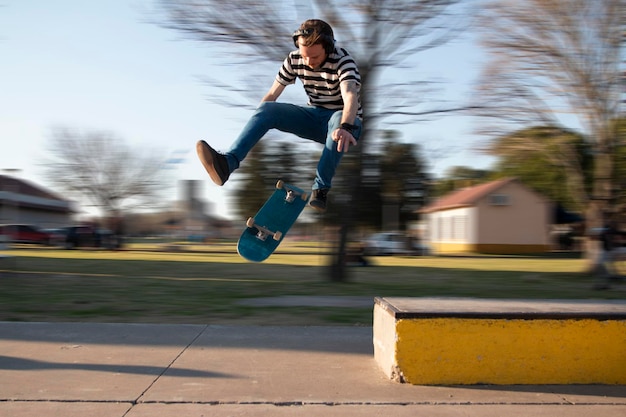 Foto mann, der im freien skateboard fährt