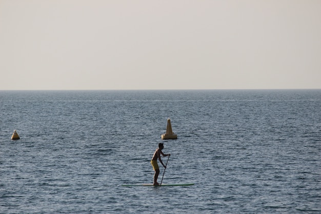 Mann, der im Meer bootet