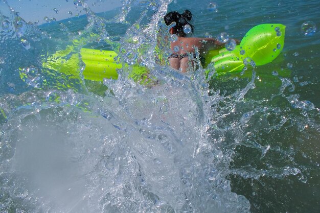 Mann, der im Meer schwimmt