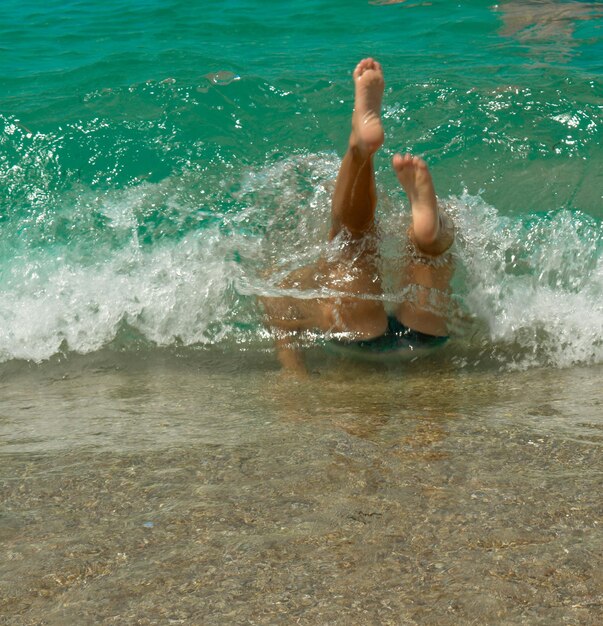 Foto mann, der im meer schwimmt