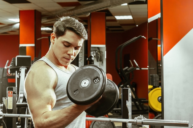 Mann, der im örtlichen Fitnessstudio trainiert