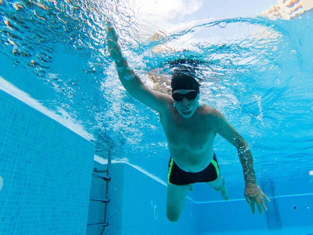 Foto mann, der im pool schwimmt