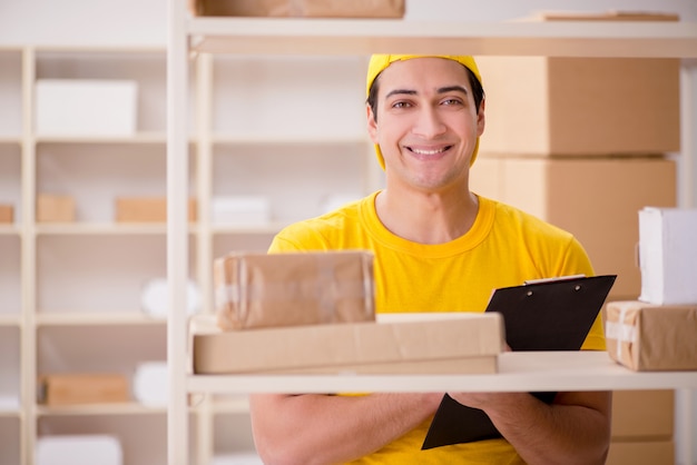 Mann, der im Postpaket-Zustelldienstbüro arbeitet