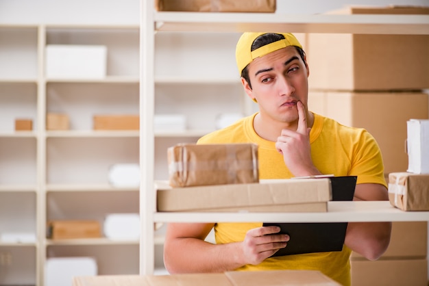 Mann, der im Postpaket-Zustelldienstbüro arbeitet