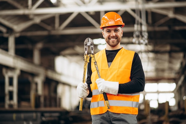 Mann, der im Stahlwerk arbeitet