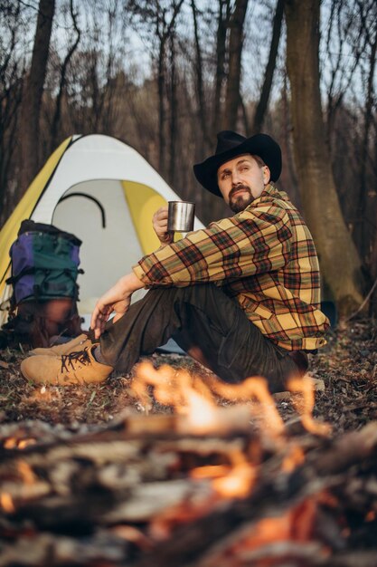 Mann, der im Wald zeltet