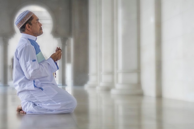 Mann, der in der Moschee betet