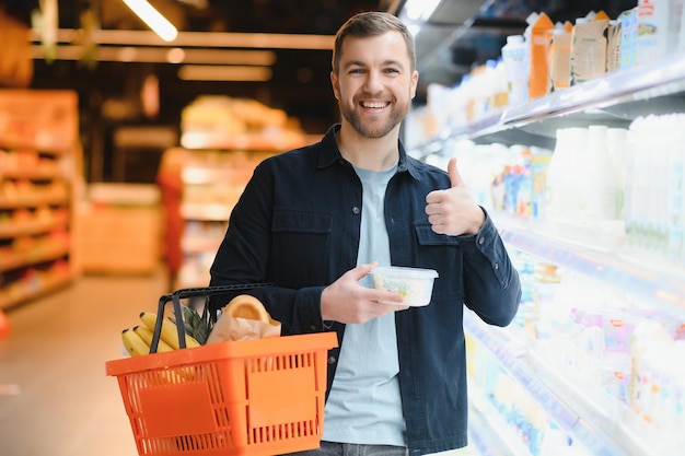 Mann, der in einem Supermarkt kauft