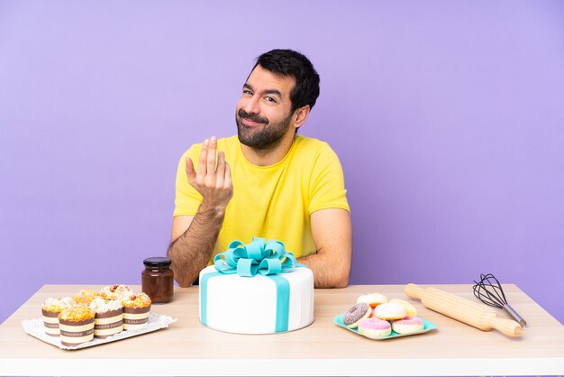 Mann, der in einer Tabelle mit einem Kuchen aufwirft