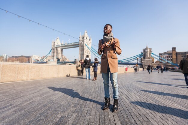 Mann, der in London auf Themse-Bürgersteig geht