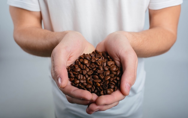 Mann, der Kaffee hält und das Aroma nah oben genießt