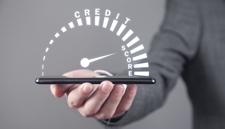 Foto mann, der kredit-score-geschwindigkeitsmesser zeigt. unternehmen. technologie