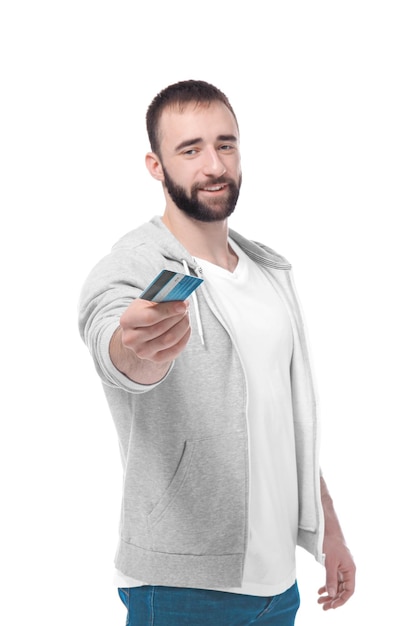 Mann, der Kreditkarte auf weißem Hintergrund hält
