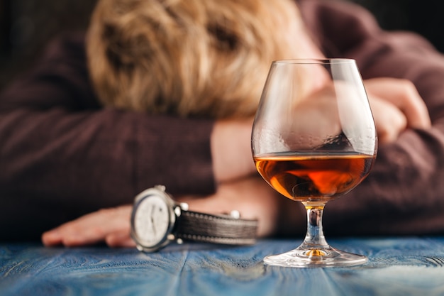 Mann, der Malt Whisky in der Entspannungszeit trinkt