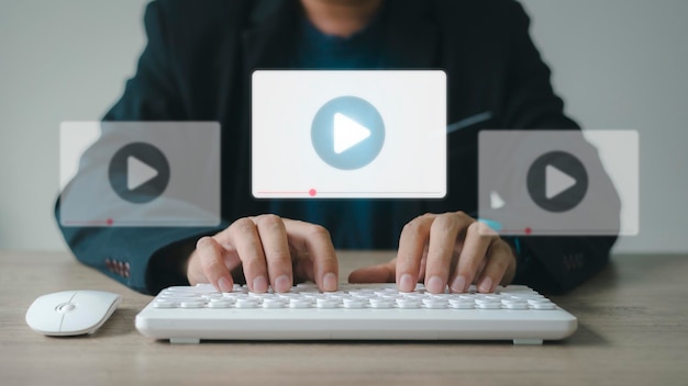 Mann, der Maus und Tastatur zum Streamen von Online-Videos auf Live-Konzertshows oder Tutorials im Internet verwendet