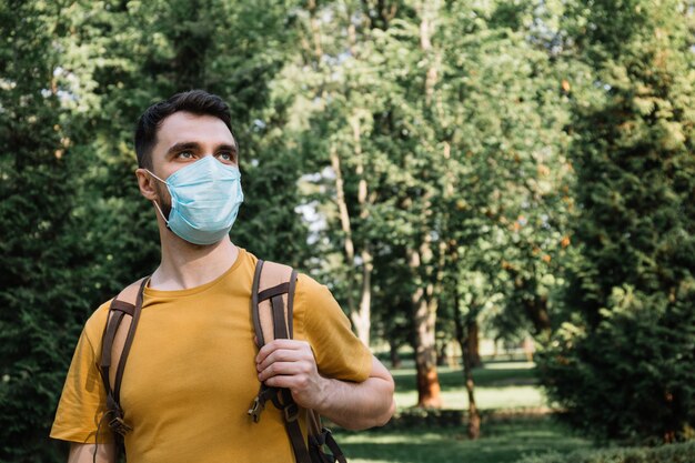 Mann, der medizinische Maske trägt, um vor Coronavirus-Infektion zu schützen