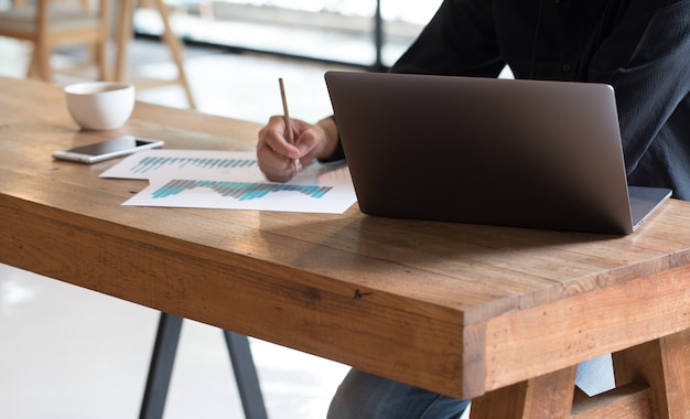 Foto mann, der mit computer arbeitet