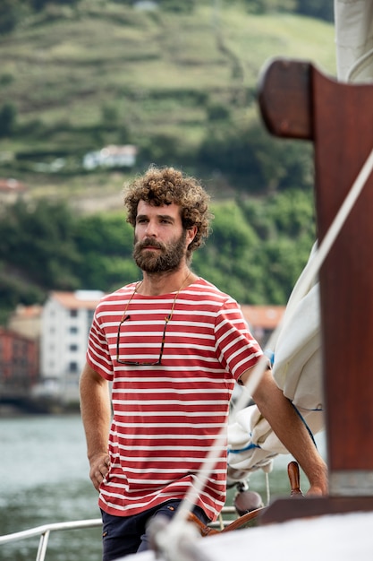 Mann, der mit dem Boot in San Sebastian reist