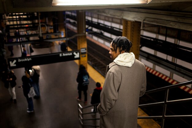 Foto mann, der mit der u-bahn der stadt unterwegs ist