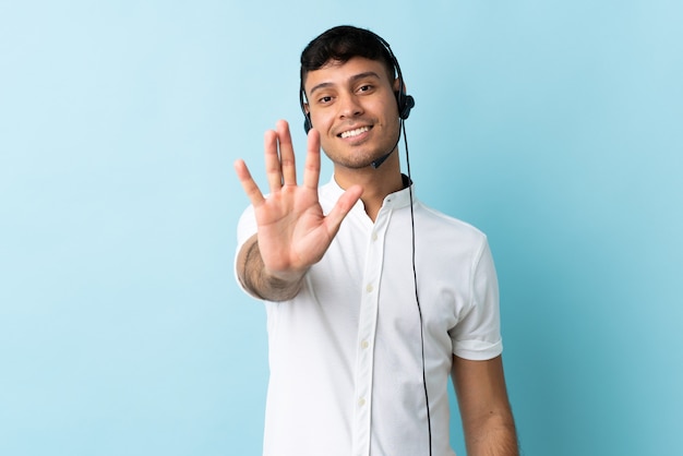 Mann, der mit einem Headset arbeitet