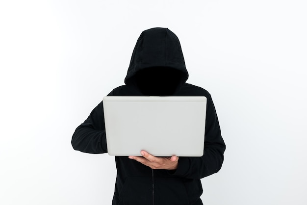 Mann, der mit Laptop steht und Cyber-Sicherheit vorstellt