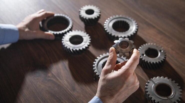 Foto mann, der mit metallzahnrädern arbeitet