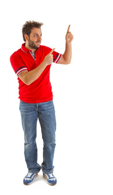 Mann, der mit rotem T-Shirt zeigt