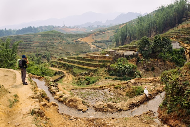 Mann, der mit Rucksack in Vietnam wandert