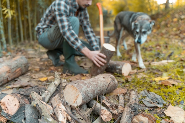 Mann, der mit seinem Hund mit einer Axt schneidet Staub und Bewegungen Tierliebhaber