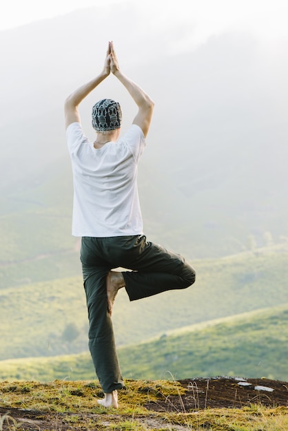 Mann, der morgens im Berg meditiert. Yoga im Freien machen.