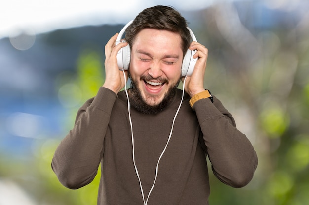 Mann, der Musik mit seinem Smartphone hört