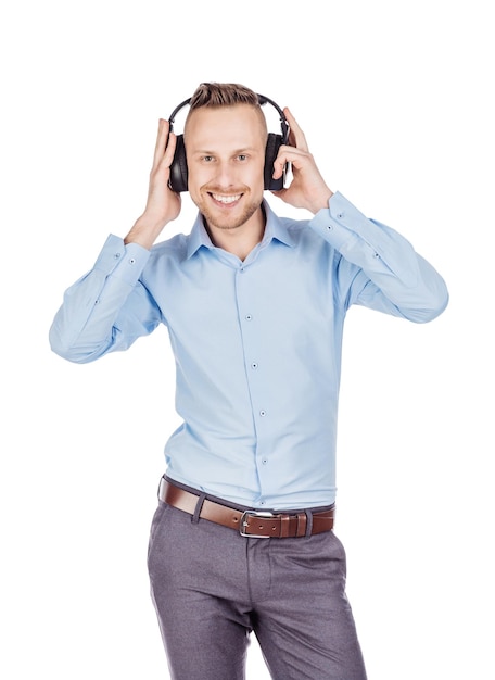 Mann, der Musik über Kopfhörer Studioaufnahme auf dem weißen Hintergrund isoliert hört