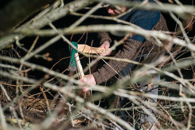 Foto mann, der nachts im herbst holz hackt