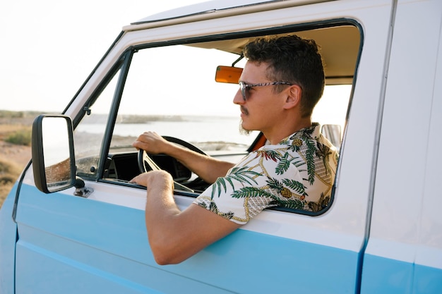 Mann, der neben dem Strand ein Wohnmobil fährt