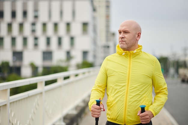 Mann, der Nording Walking übt