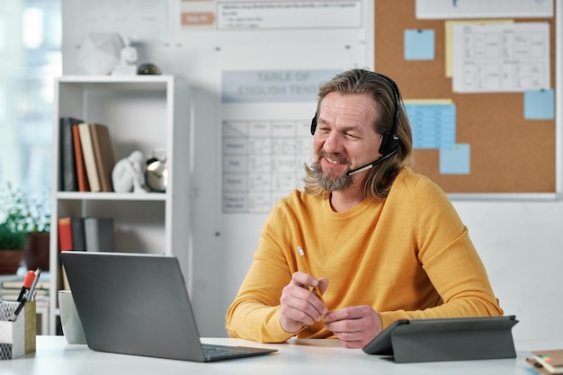 Mann, der Online-Unterricht mit Schülern hat