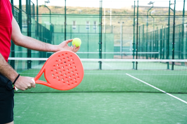 Mann, der Paddle-Tennis spielt