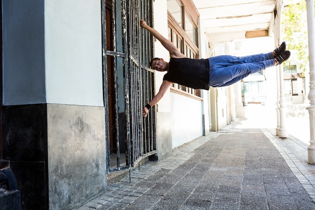 Mann, der Parkour in der Stadt tut