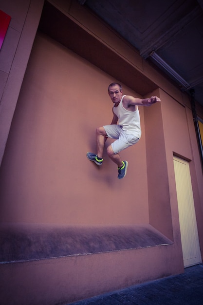 Mann, der Parkour in der Stadt tut